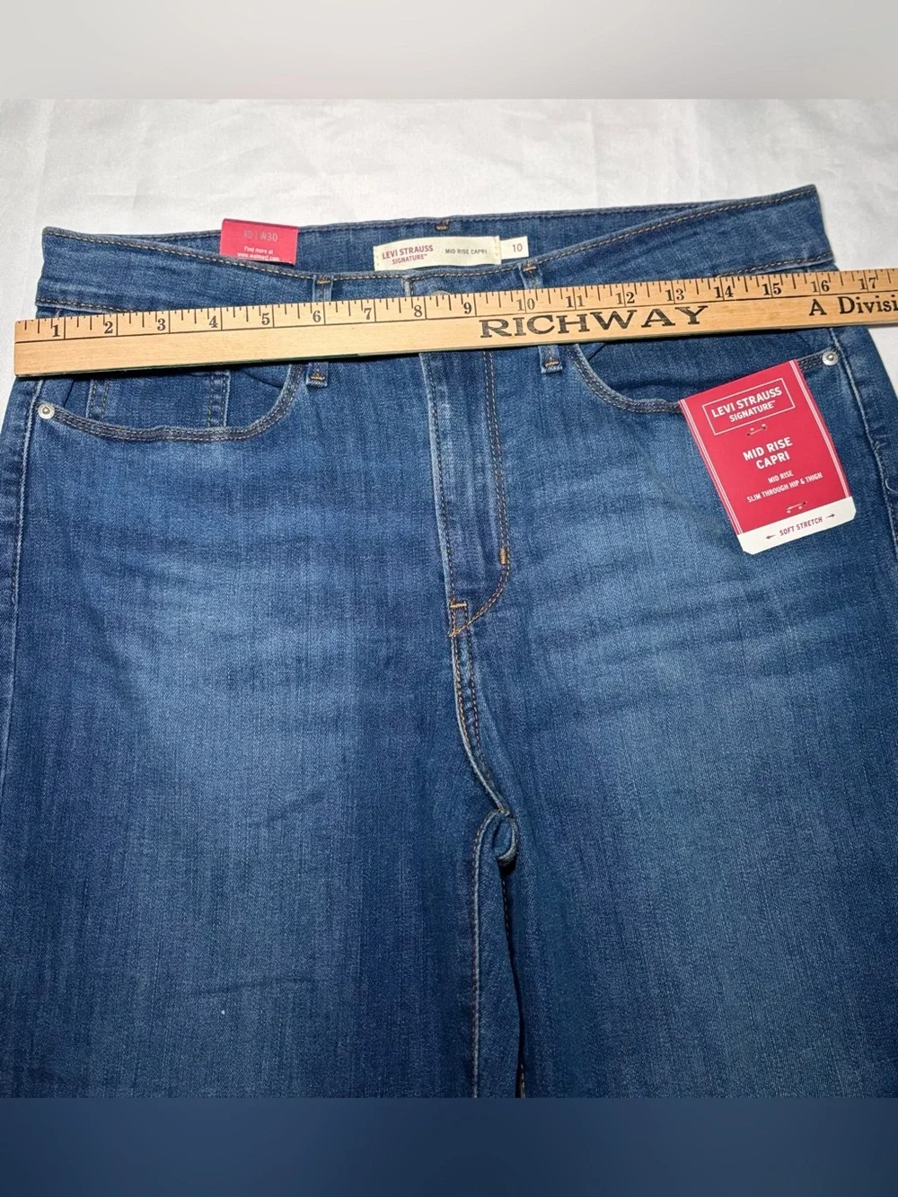 Levi Signature Mid Rise Capri Jeans